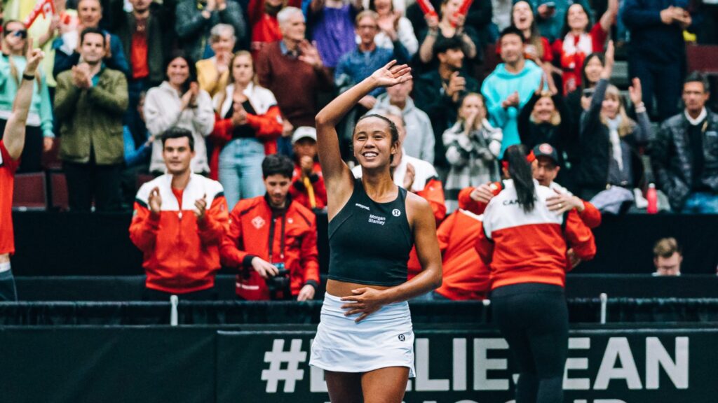 Leylah Fernandez waves to the crowd.