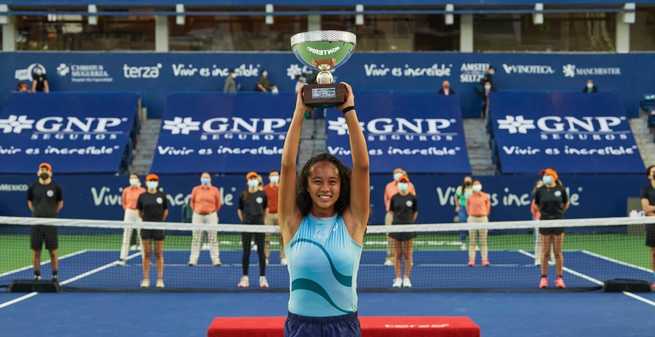 leylah fernandez lifts her trophy after winning the monterrey open