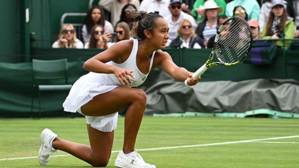 Leylah Fernandez crouches to hit a forehand.