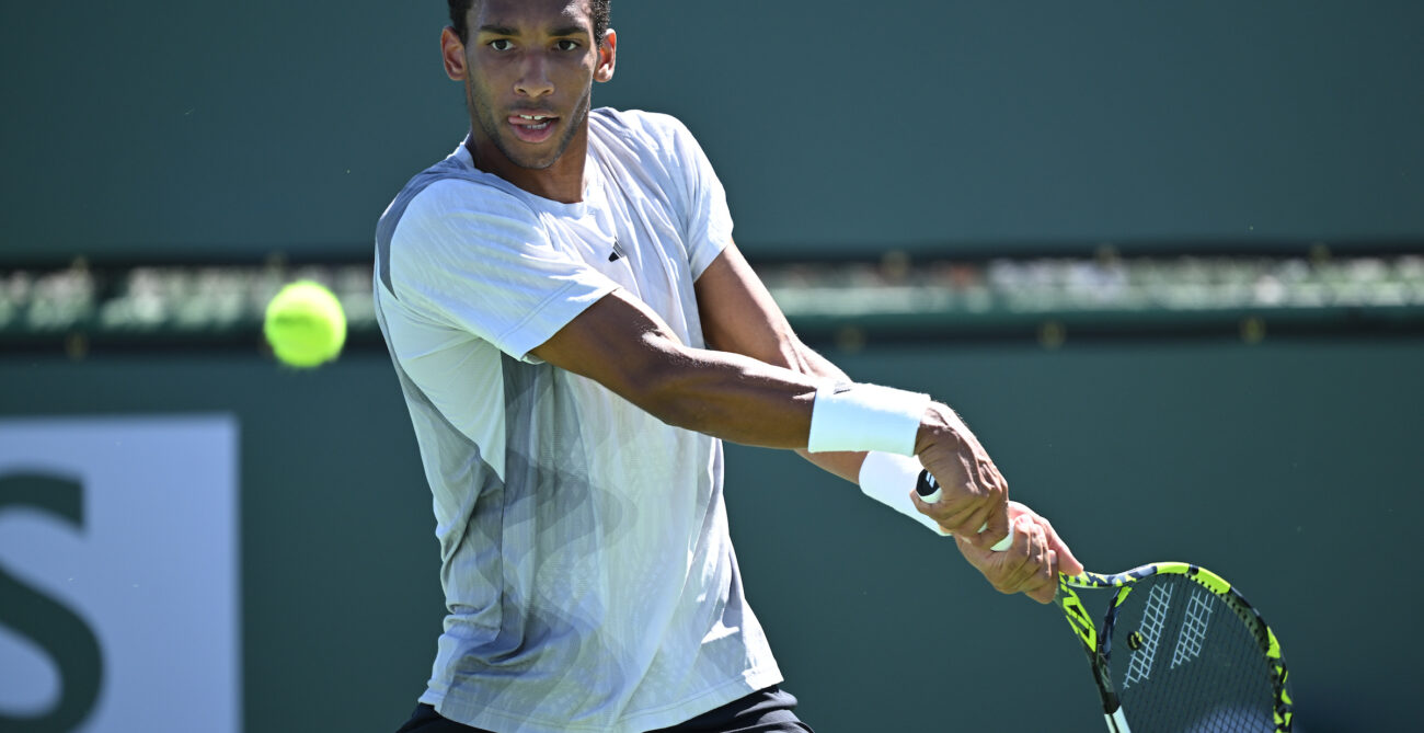 Félix Auger-Aliassime hits a backhand.