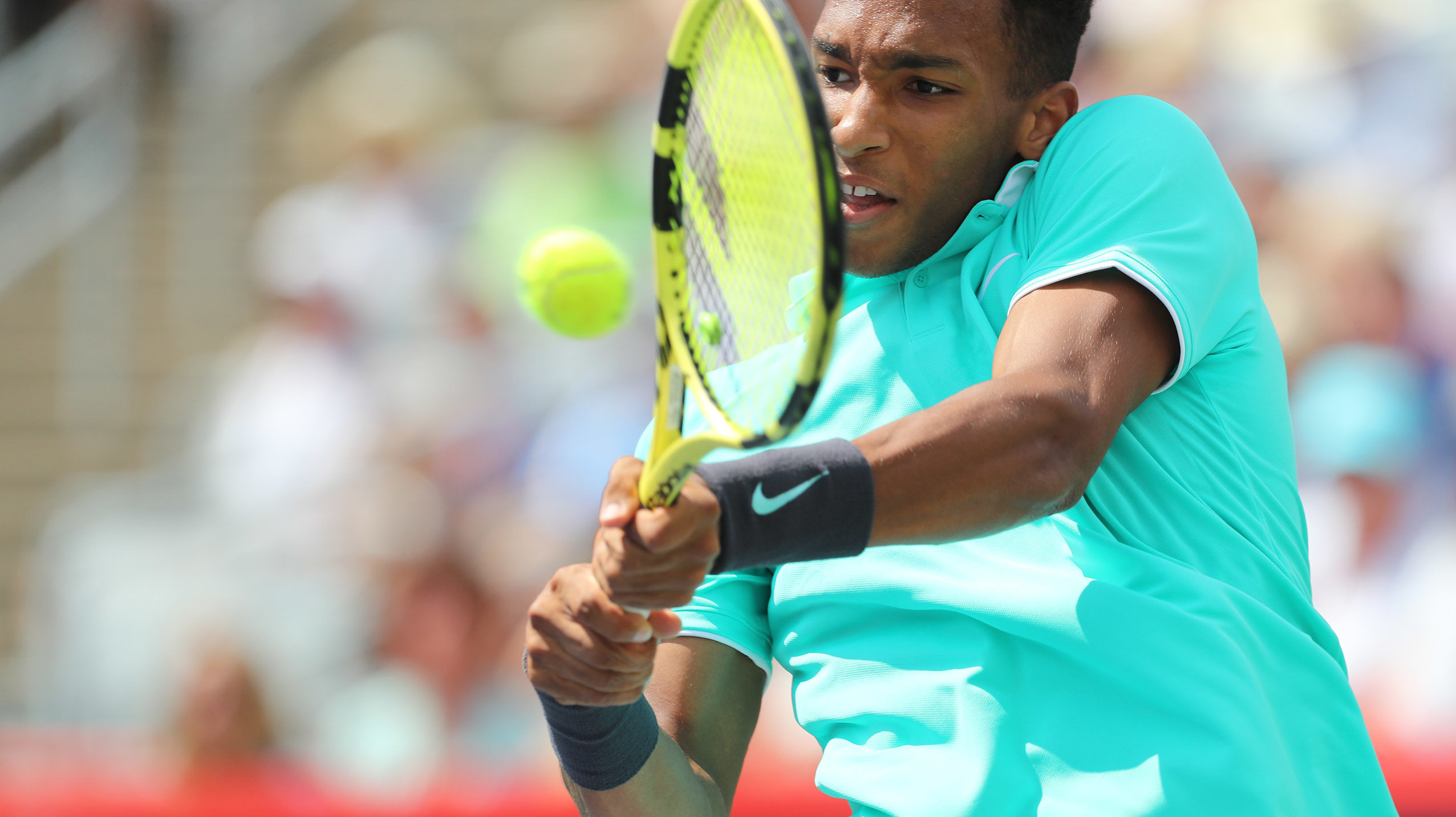 Félix Auger-Aliassime making a backhand