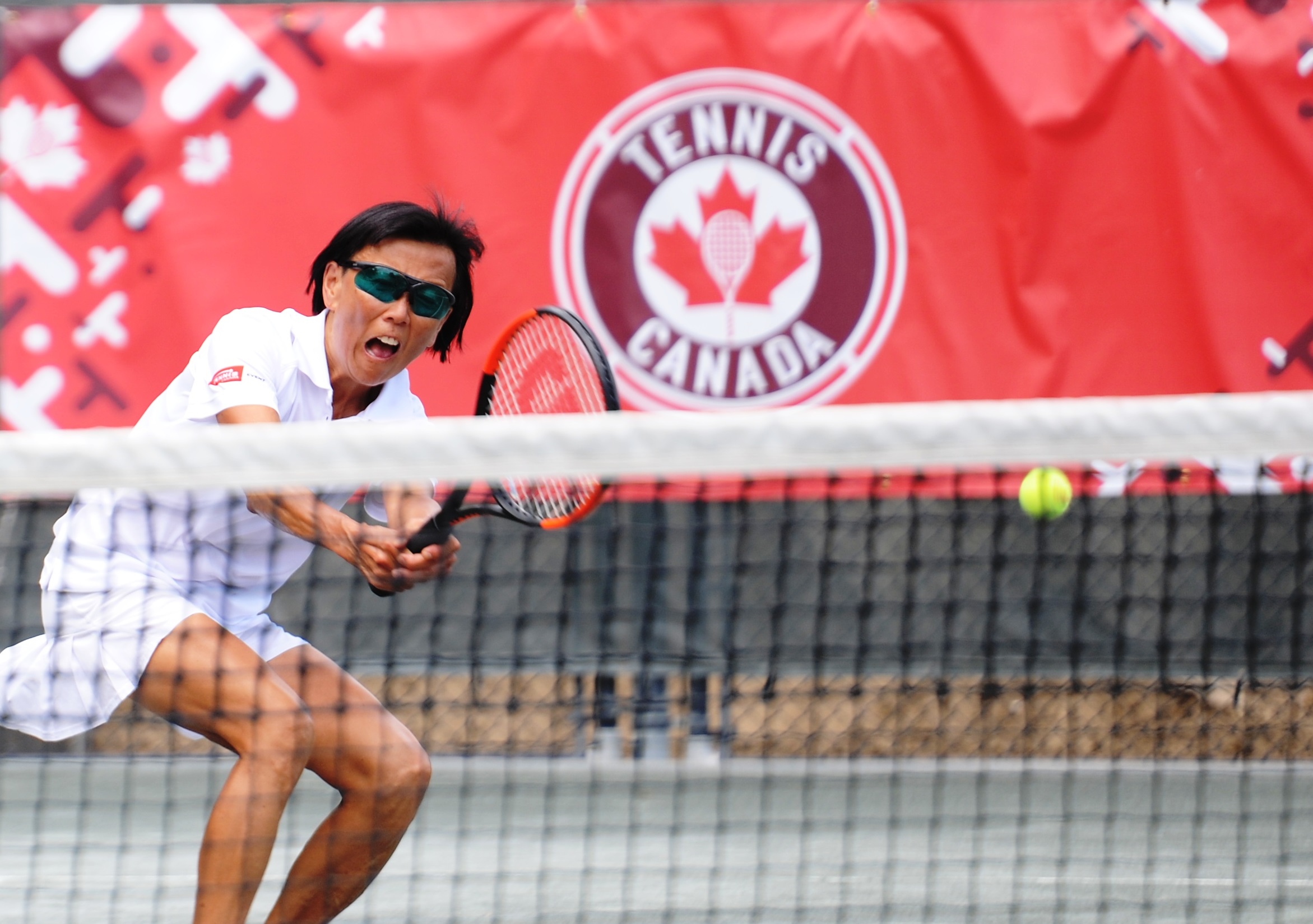 woman playing tennis