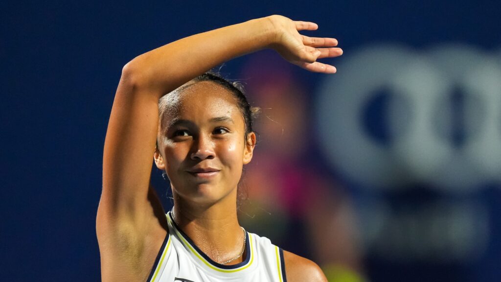 Leylah Fernandez waves to the crowd. She beat Diana Shnaider on Friday in Cincinnati.