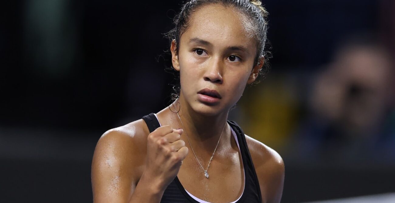 Leylah Fernandez pumps her fist.