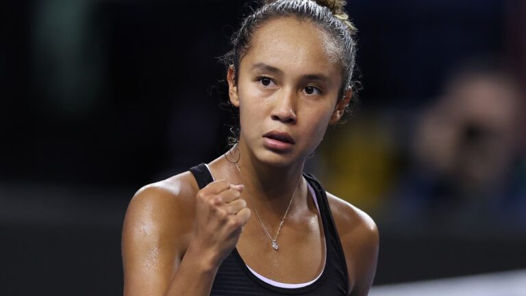 Leylah Fernandez pumps her fist.