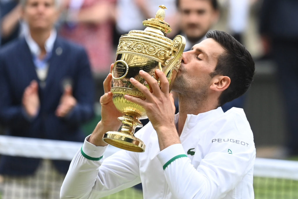 Djokovic kissing trophy