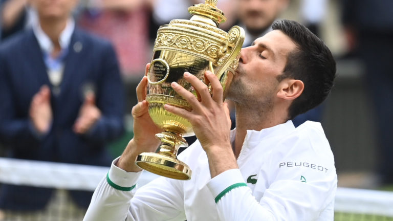 Djokovic kissing trophy