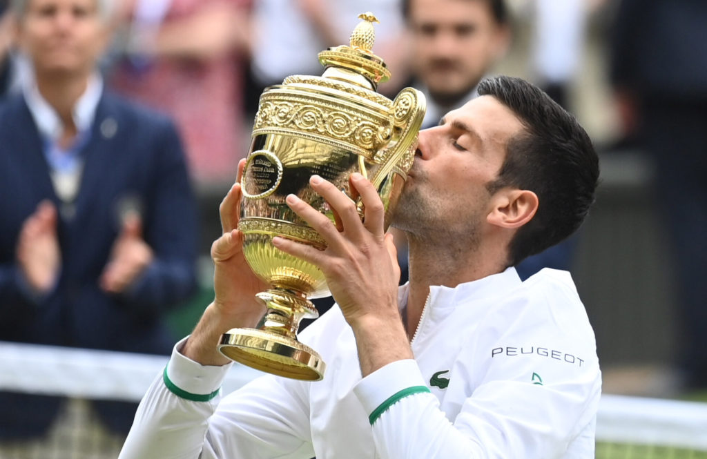 Djokovic kissing trophy