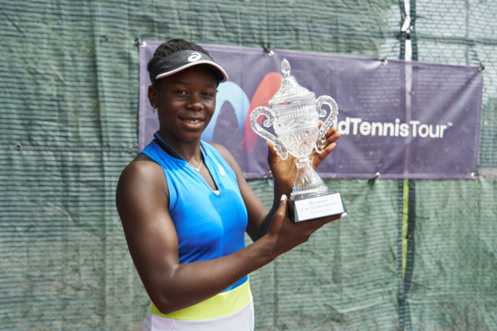 Victoria Mboko with Saskatoon Trophy