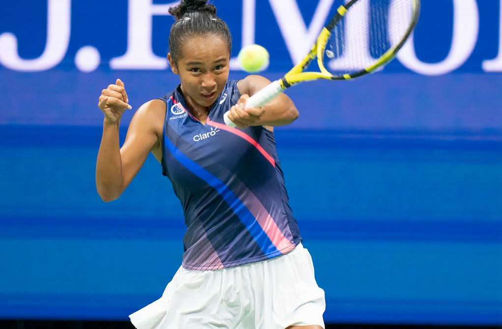 Leylah Fernandez eyes on racquet forehand